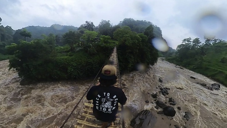 Viral, Warga Bertaruh Nyawa Lintasi Jembatan Bambu di Perbatasan Garut-Cianjur 