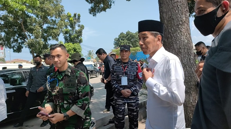 Usai Sholat Jumat di Masjid Raya Airan, Presiden Jokowi Bagi-Bagi Paket Sembako ke Warga