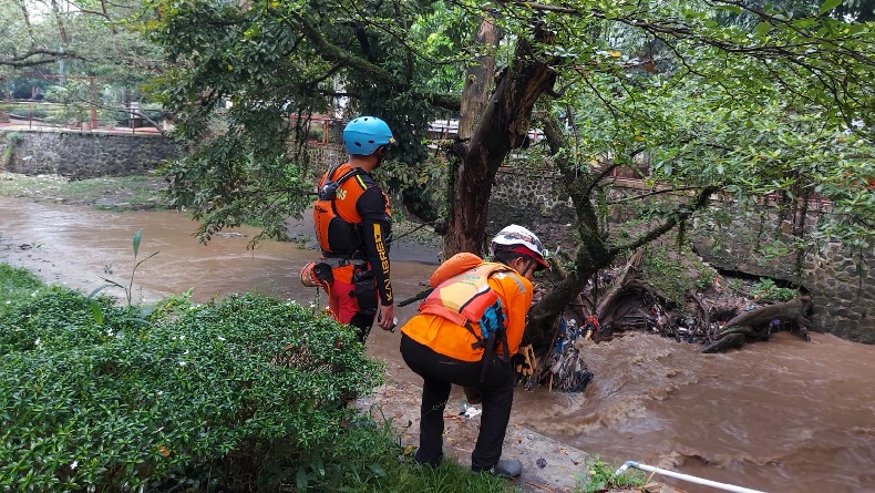 Tim SAR Gabungan Cari Pemancing Hanyut di Sungai Pasirluyu Regol Bandung