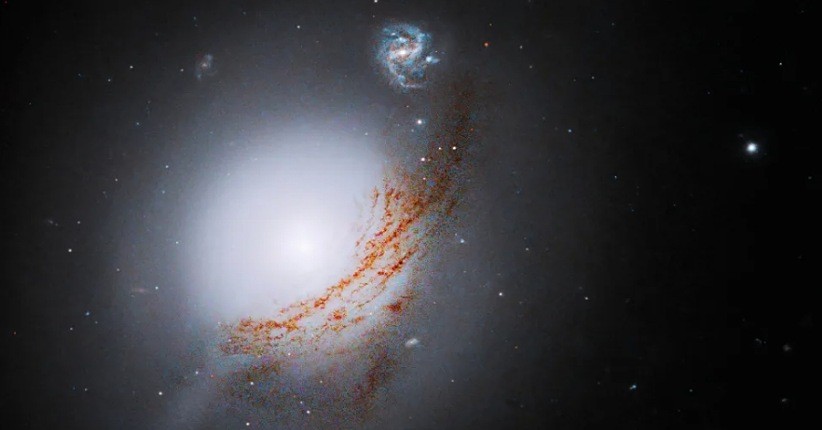 Teleskop Hubble Memata-matai Galaksi Langka, Pancarkan Cahaya Terang