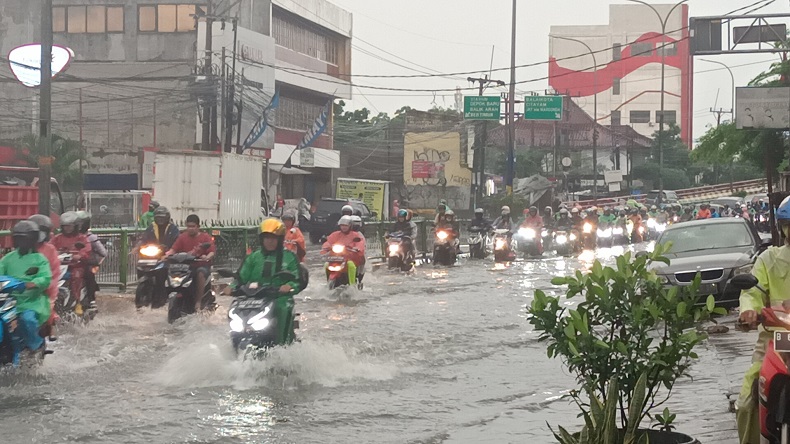 Banjir di Dekat Fly Over Arif Rachman Hakim Depok, Macet Mengular hingga Margonda