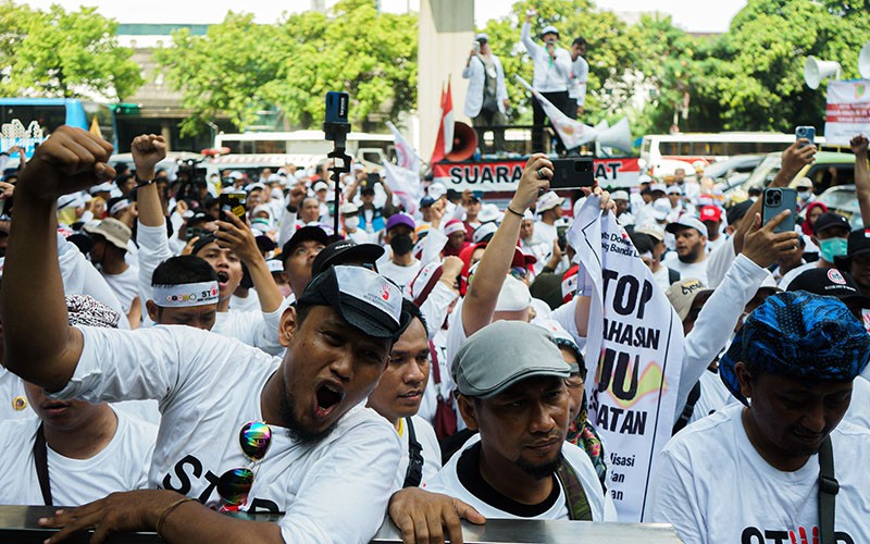 Ribuan Nakes Demo di Depan Gedung DPR, Pengendara Diimbau Cari Jalur Lain