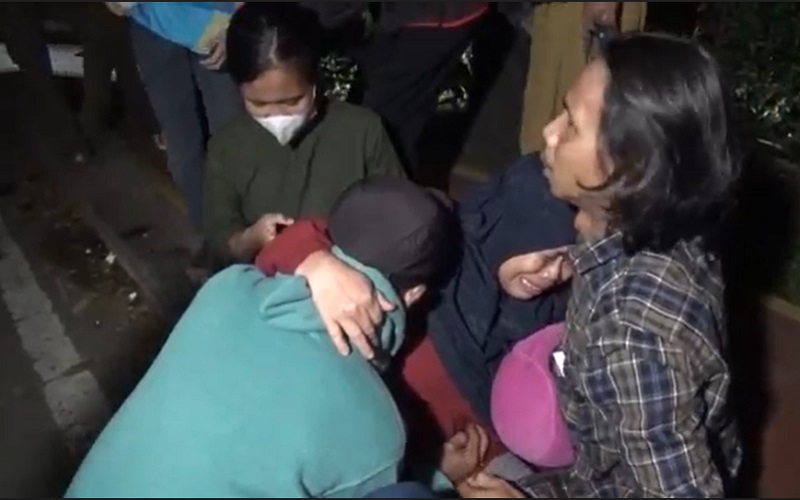  Isak Tangis Sambut Kedatangan Rombongan Bus Masuk Jurang di Guci Tegal 