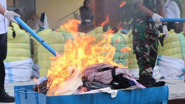 Polda NTB Musnahkan 31 Bal Pakaian Bekas Impor, Dibakar sampai Habis