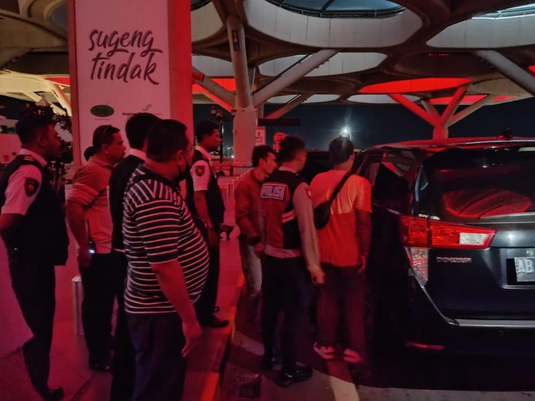 Pengendara Sepeda Motor Terobos Area Lobi Keberangkatan Bandara YIA