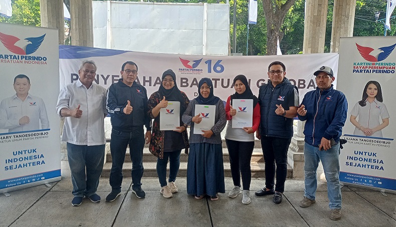 Pedagang Mi Ayam Terharu Dapat Gerobak Gratis dari Partai Perindo