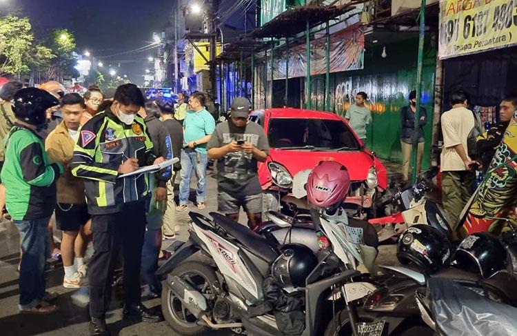 Pengemudi Belum Lihai, Mobil Tabrak 3 Motor dan Warung di Depan Artha Digital Jogja