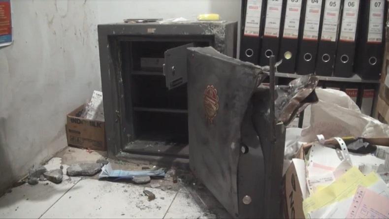 Minimarket di Mojokerto Dibobol Maling, Uang Rp92 Juta dalam Brankas Raib