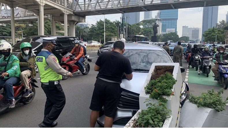 Kecelakaan Tunggal, Mobil Tabrak Pembatas Jalur Sepeda di Sudirman Jakpus