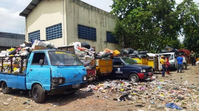 Pembuangan ke Sarimukti Terkendala, Sampah Menumpuk di TPS Menunggu Diangkut