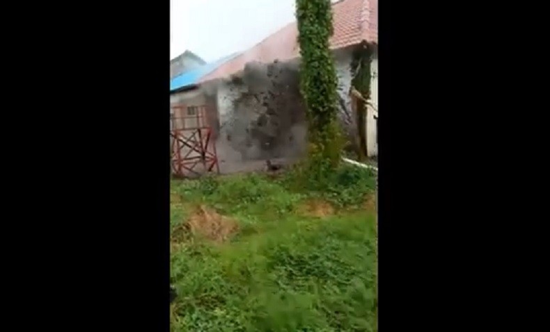 Detik-Detik Semburan Lumpur di Wajok Hilir Kalbar, Santri Panik Selamatkan Buku
