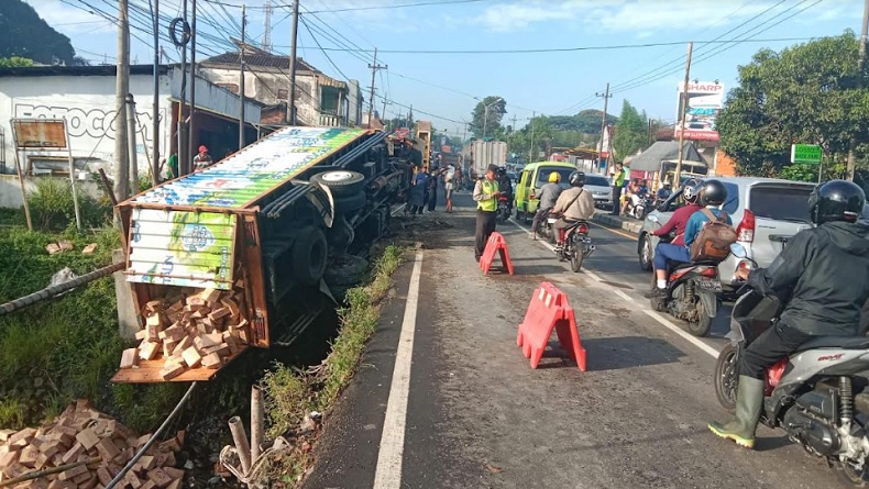 Kecelakaan di Malang, Truk Pengangkut Minuman Kemasan Tabrak Jembatan hingga Terguling
