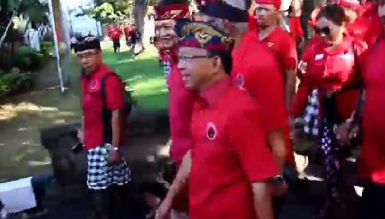 Wayan Koster Pimpin Pendaftaran Caleg PDIP di Bali Diiringi Parade Budaya