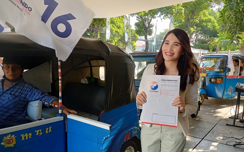 Bacaleg Milenial Partai Perindo Serahkan Berkas Pencalegan Diiringi Rombongan Bajaj