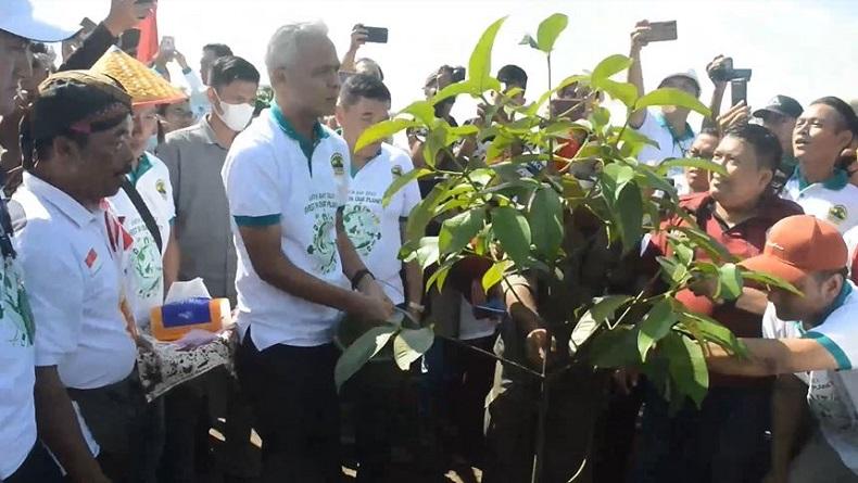 Peringati Hari Bumi di Cilacap, Ganjar Tanam Pohon di Lokasi Bekas Tambang
