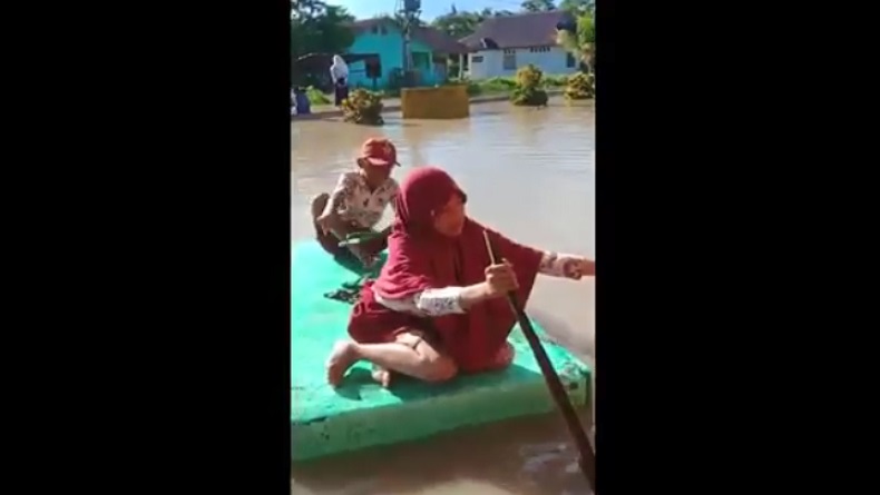 Pilu, Siswa SD Naik Pelampung Busa ke Sekolah Terendam Banjir Demi Ujian
