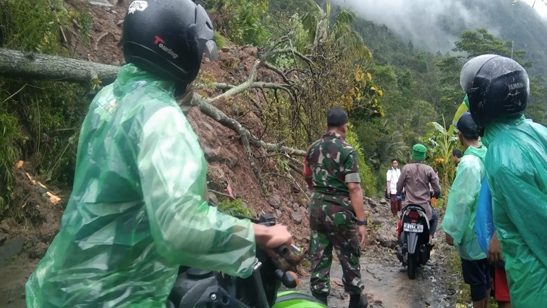 Talud 10 Meter di Semarang Longsor Tutup Akses Jalan Desa