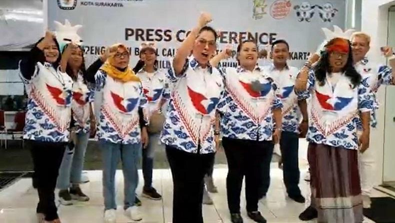 DPD Partai Perindo Solo Daftarkan Bacaleg ke KPU Naik Odong-odong 