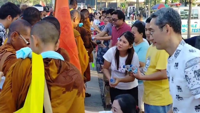 32 Biksu Lintas Negara Jalan Kaki dari Thailand ke Candi Borobudur Disambut Warga Subang