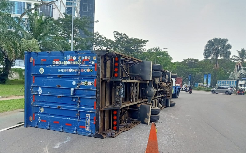 Truk Bawa Zat Kimia Terguling di Alam Sutera Tangsel, Lalu Lintas Dialihkan