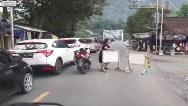Demi Selamatkan Bayi Kritis, Emak-emak di Sukabumi Kawal Ambulans Terobos Kemacetan