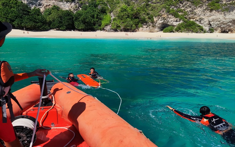 Turis Mesir Dihantam Ombak Pantai Kelingking Nusa Penida, Lengannya Patah