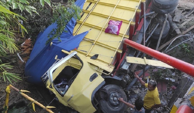 Kecelakaan Hari Ini di Lombok Timur, Sopir Truk Ngantuk Hantam Pembatas Jalan