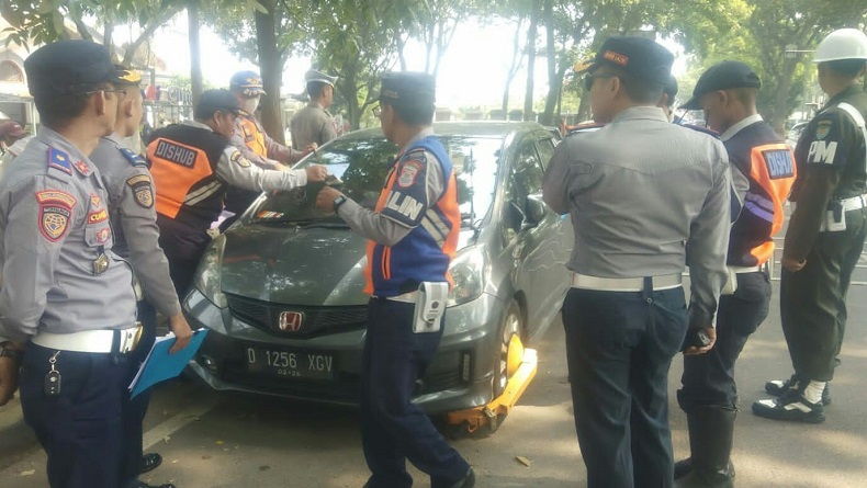 9 Mobil Parkir Sembarang di Bahu Jalan Kota Cimahi Digembok Petugas Gabungan
