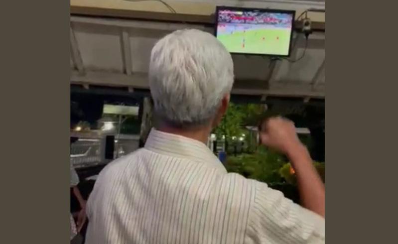 Momen Ganjar Pranowo Nobar Timnas di Pos Rumah Dinas: Teriak sambil Kepalkan Tangan
