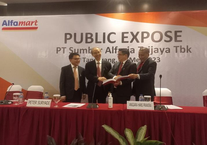 Pengelola Alfamart (AMRT) Akan Tebar Dividen Rp999 Miliar