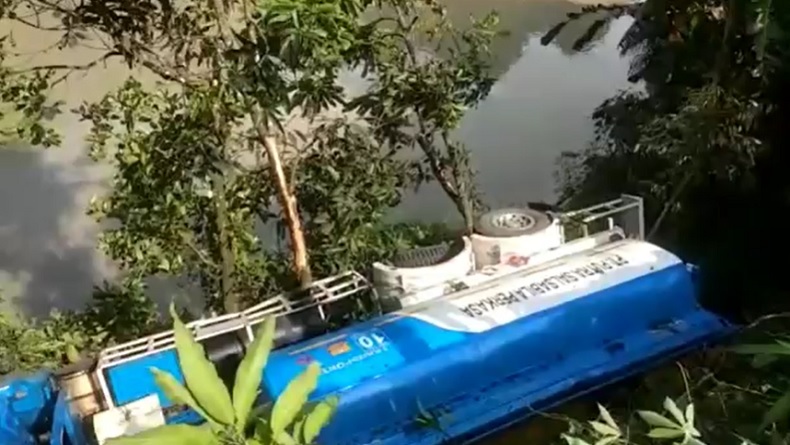 Penampakan Truk Tangki Terperosok ke Jurang, Tersangkut Pohon Nyaris Tercebur Sungai