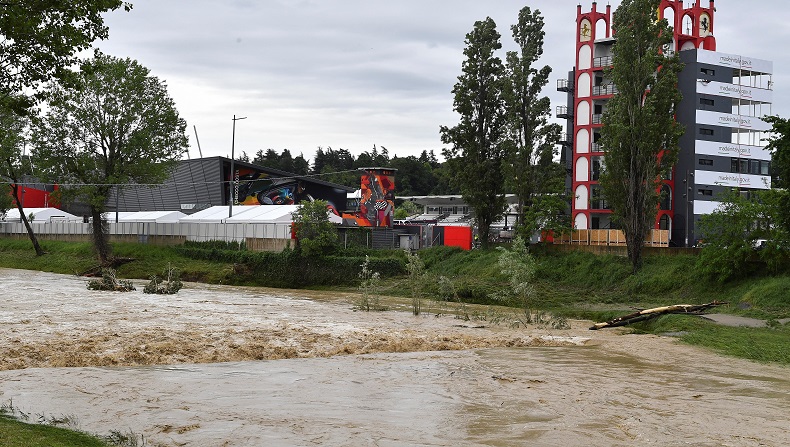 Hujan Deras Picu Banjir dan Tanah Longsor, 9 Orang Tewas 