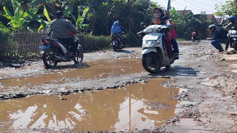 Jalan Kabupaten di Batujajar KBB Rusak Parah Seperti Kubangan Kerbau