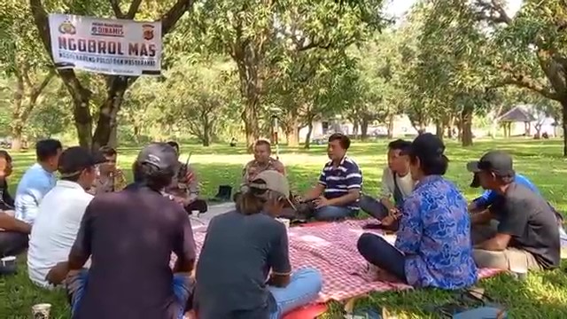 Suhu Panas Landa Majalengka, Warga Pilih Kebun Mangga untuk Musyawarah