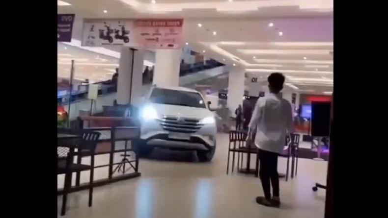 Nasib Honorer Viral Naik Mobil Terobos Transmart Padang, Coba Bunuh Diri Lompat dari Tower