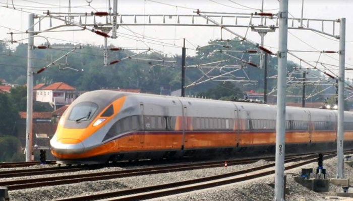 Luhut Jajal Kereta Cepat Jakarta-Bandung Besok, Kecepatannya 350 Km per Jam