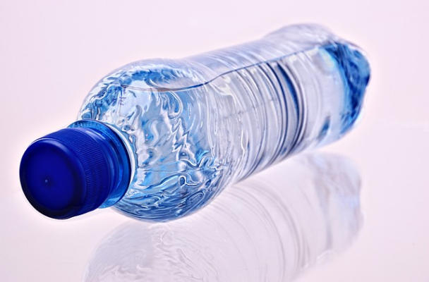 Warga Malaysia Panic Buying Air Mineral, Ini Penyebabnya