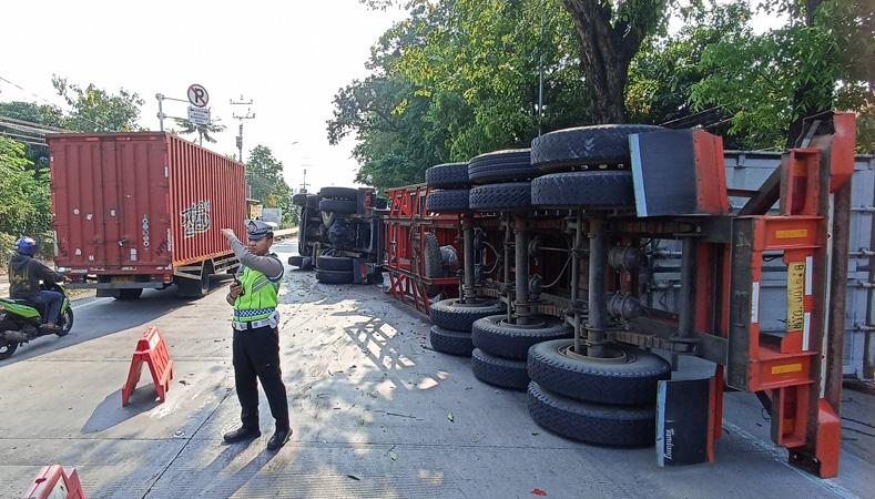  Kecelakaan Truk Kontainer Terguling di Depan Mapolres Kendal, Sopir dan Kernet Luka-luka
