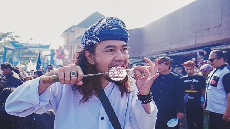 Atraksi Debus Meriahkan Hari Nelayan Palabuhanratu Sukabumi
