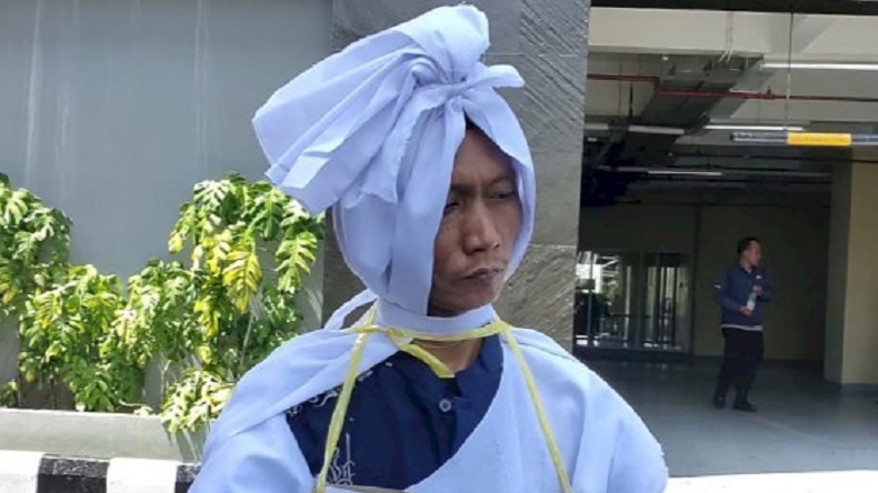 Protes Jadi Tersangka Pencabulan, Pria Ini Datangi Polda Sumsel Pakai Kostum Pocong