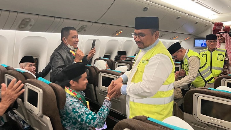 Menag Yaqut Lepas Keberangkatan Perdana Haji 2023: Jangan Lupa Doakan Indonesia