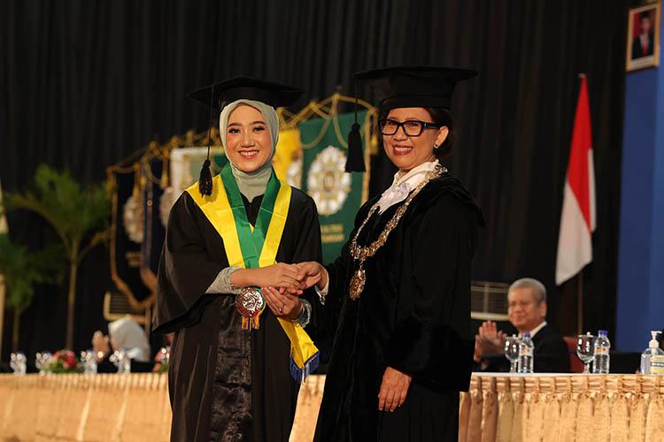Wisuda 1.254 Lulusan, Rektor UGM: Wisudawan Harus Kontribusi dalam Pembangunan Bangsa