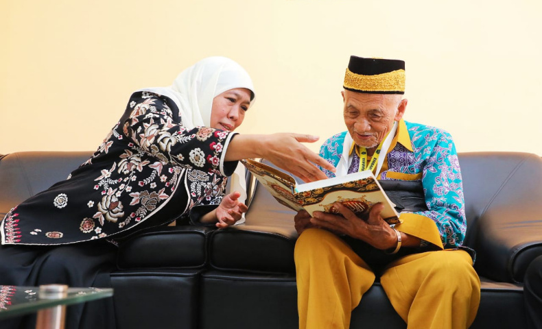 Temui Mbah Harun Calhaj Tertua 119 Tahun, Khofifah: Rahasianya Baca Quran dan Tahajud