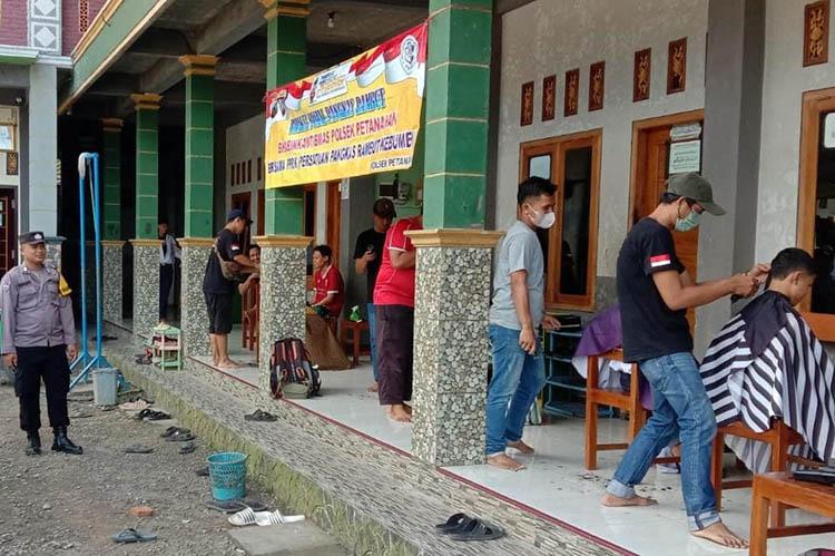 Unik, Bhabinkamtibmas di Kebumen Gelar Baksos Potong Rambut agar Santri Tampil Keren