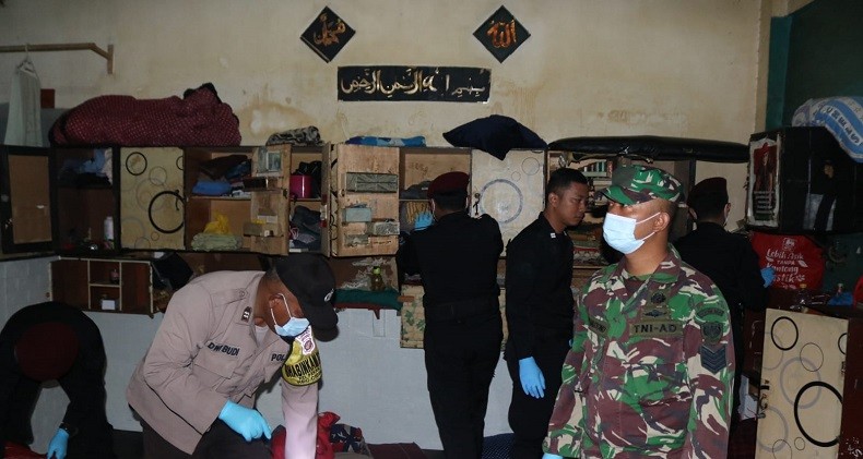 Aparat Gabungan Razia Kamar Narapidana di Lapas Cibinong Bogor