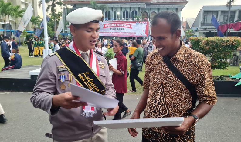 Bikin Bangga, Anak Penjaga Makam jadi Lulusan Terbaik SMKN Jateng dan Dapat Beasiswa di UI