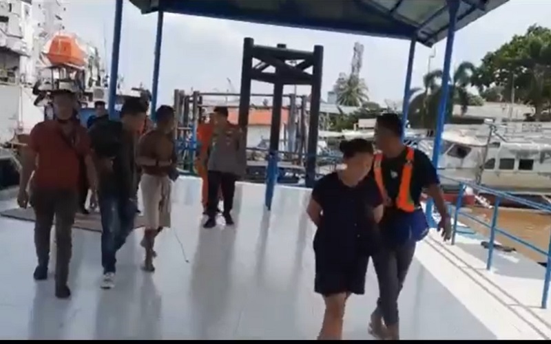 Detik-detik Penangkapan Pasutri Pengedar Sabu di Atas Perahu Sungai Musi