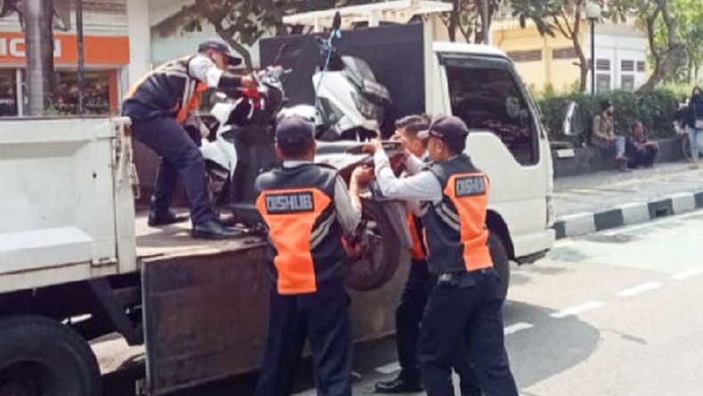 Parkir Liar di Trotoar Sarinah dan Tanah Abang, Puluhan Kendaraan Diangkut Dishub DKI