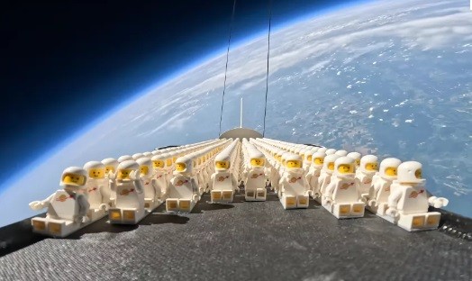 Potret 1.000 Astronot Lego Terbang ke Tepi Luar Angkasa, Bikin Gemas!