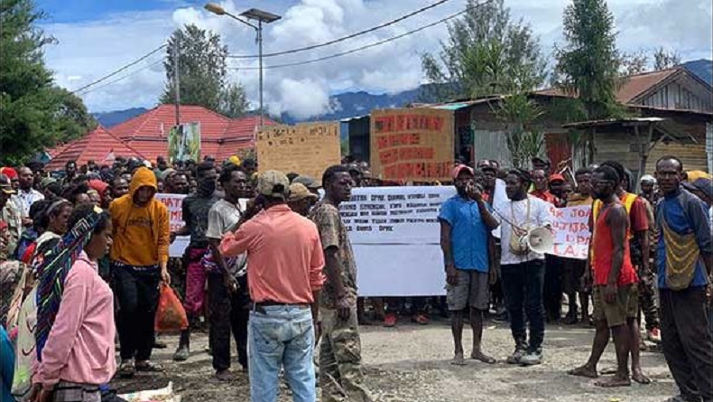 Massa Demo Kantor Bupati Intan Jaya, Tuntut Kepala DPMK Dikembalikan ke Jabatannya